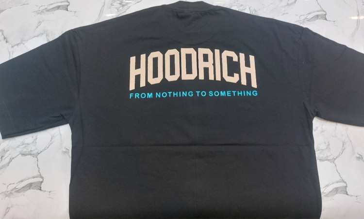 نمای پشت تیشرت اورسایز مشکی مردانه با چاپ نوشته HOODRICH